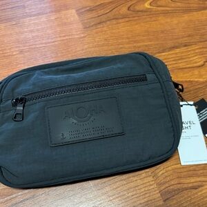 ALOHA COLLECTION MONOCHROME KEEP IT LIGHT HIP PACK